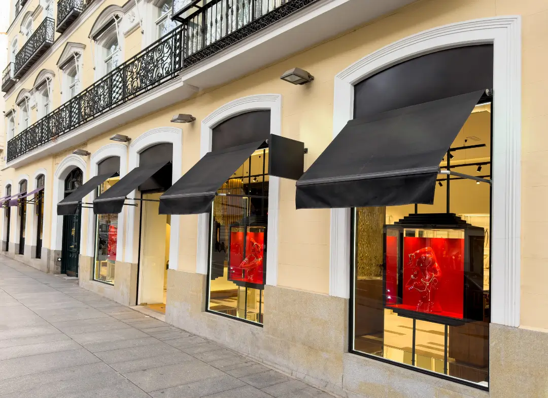 Façade vitrine de magasin en aluminium sur mesure à Ouistreham